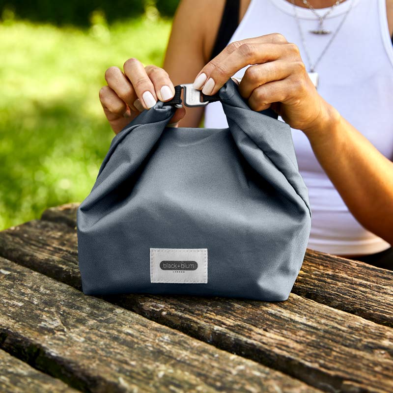 Emmenez vos repas partout dans le sac à déjeuner isotherme Slate de black+blum