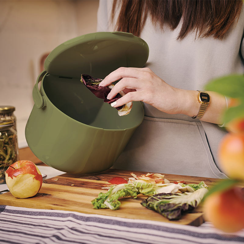 poubelle pour les déchets de cuisine coloris vert olive