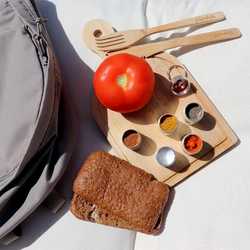 le spice travel set de pandoo permet d'épicer et de relever vos plats où que vous soyez, idéal pour le camping, la randonnée, les pique-niques