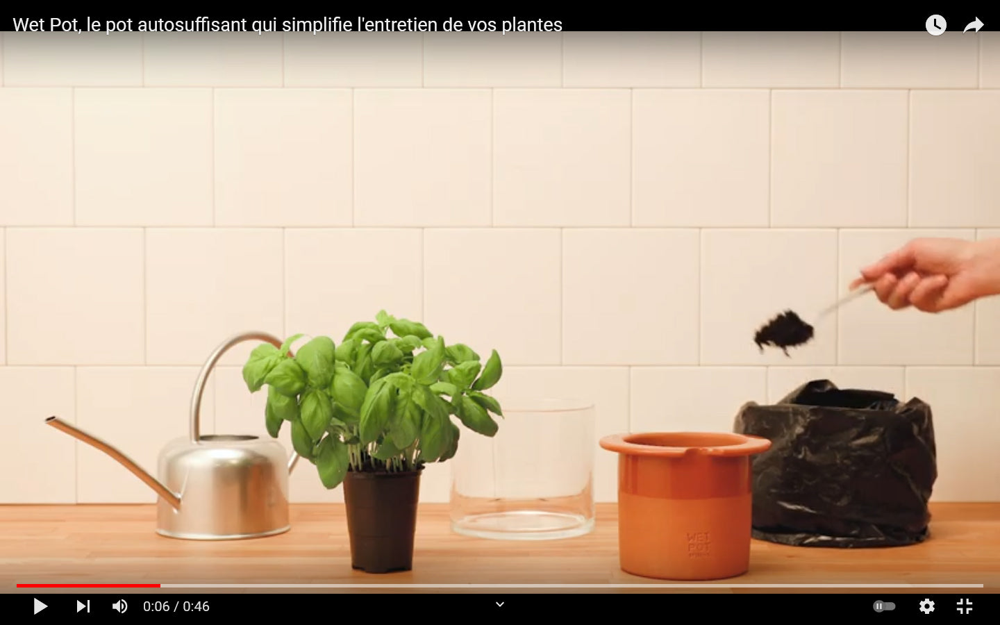 Charger la vidéo : WET POT, le pot autonome qui prend soin de vos plantes, même en votre absence. Joli, naturel et tellement simple à utiliser!