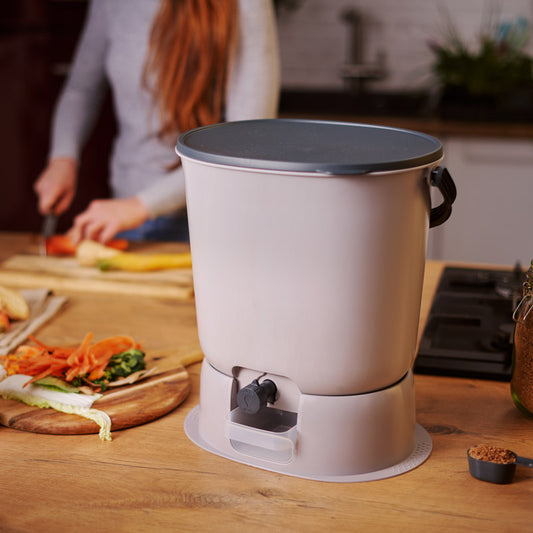 Nouveau composteur Bokashi Organko Essential 15,3 litres sur sa base