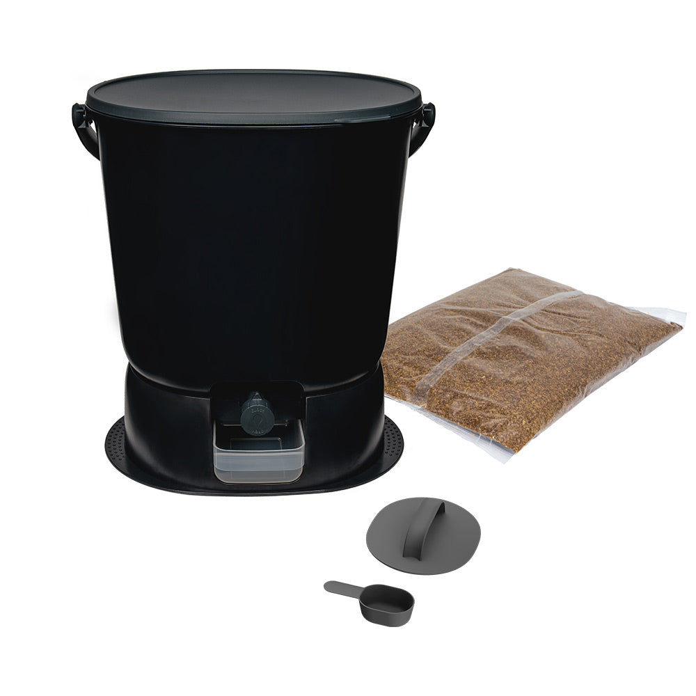 composteur bokashi organique organko essential noir sur sa base, avec robinet de vidange, outil pour tasser et cuillère à ferments