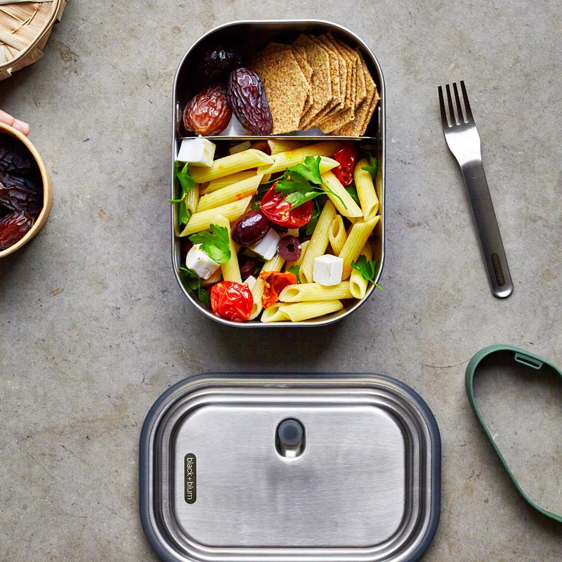 Lunch box multifonctionnelle Black and Blum avec fourchette intégrée dans l'élastique de fermeture. Elle passe au four, au congélateur et au lave-vaisselle