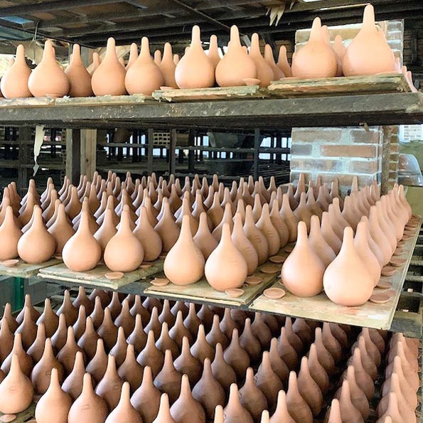 les ollas à plantes sont des poteries d'irrigation fabriquées de manière artisanale par des artisans potiers