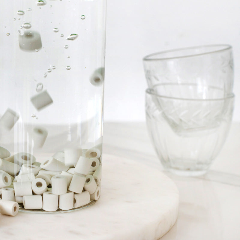 perles de céramique du Japon pour carafe ou bouilloire, une alternative écologique et durable aux bouteilles d'eau en plastique
