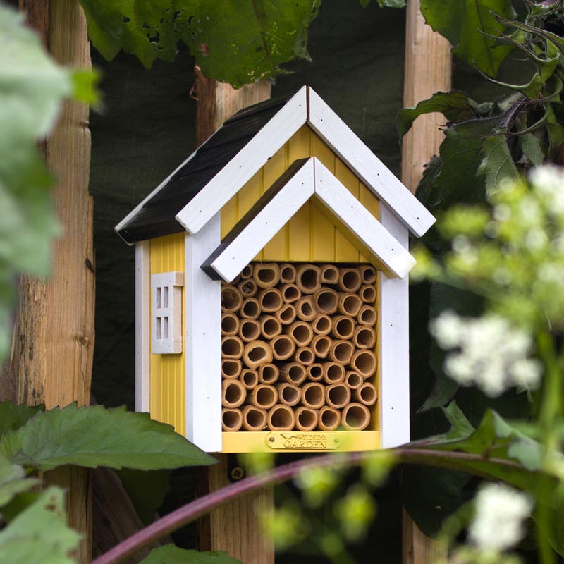 Maison jaune abri pour les abeilles de la marque suèdoise Wildlife Garden
