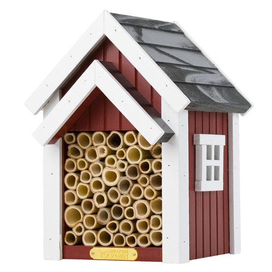 La maison miniature Biholk rouge abrite les abeilles. Elle les protègent des intempéries en hiver et abrite leurs oeufs aux printemps