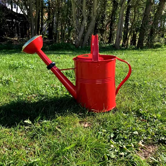 Efficacité et joli style ancien pour cet arrosoir de 5 litres rouge de la marque danoise PLINT