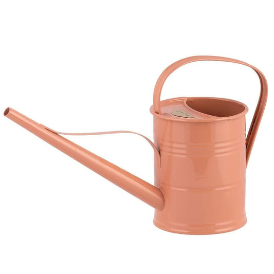 Arrosoir Plint en métal rose tendre avec son look raffiné et rétro indémodable
