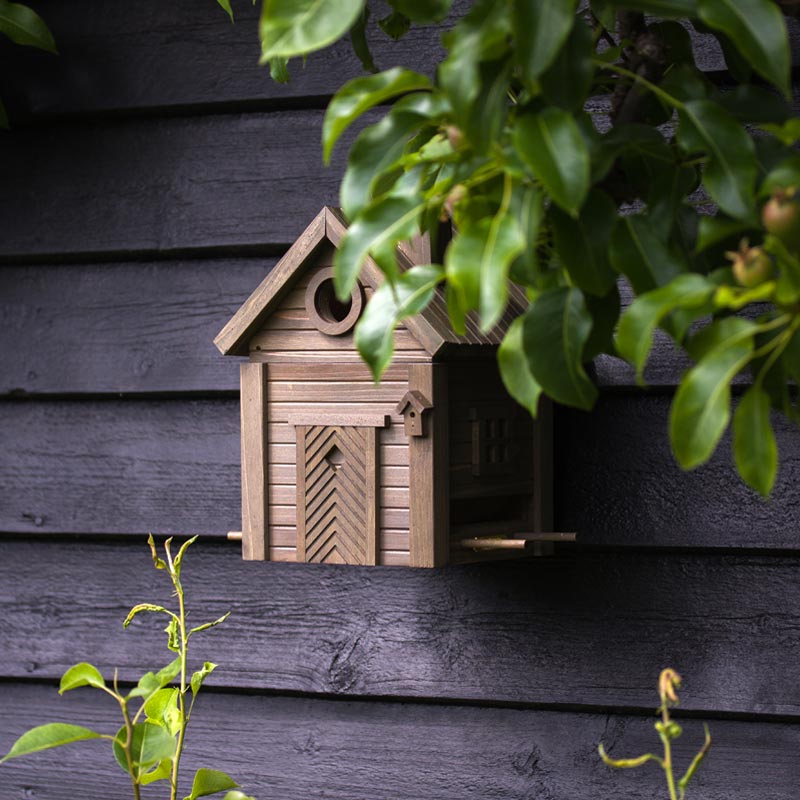 cabane à oiseaux mangeoire durable pour accueillir les oiseaux du jardin. En hiver, le nichoir se transforme en mangeoire d'une capacité de 2L d'un seul geste