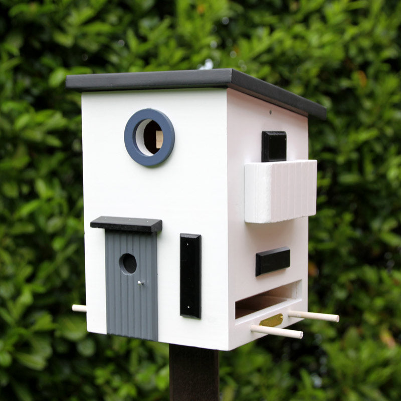 Nichoir maison moderne Multiholk Wildlife Garden avec mangeoire accessible de chaque coté. Au printemps, la cabane à oiseaux offre un nichoir idéal pour les oiseaux