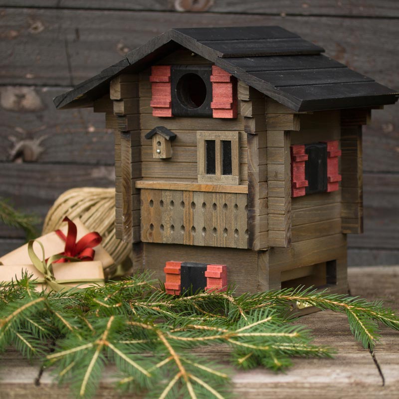 idée cadeau pour le jardin : un joli nichoir inspiré du design des chalets de montagne