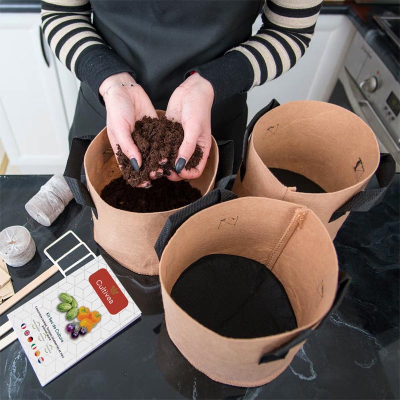 kit complet prêt à pousser contenant les 3 sacs de culture, la terre déshydratée, les graines biologiques, les ardoises et la craie pour personnaliser vos sacs et le guide pratique pour vous accompagner étape par étape