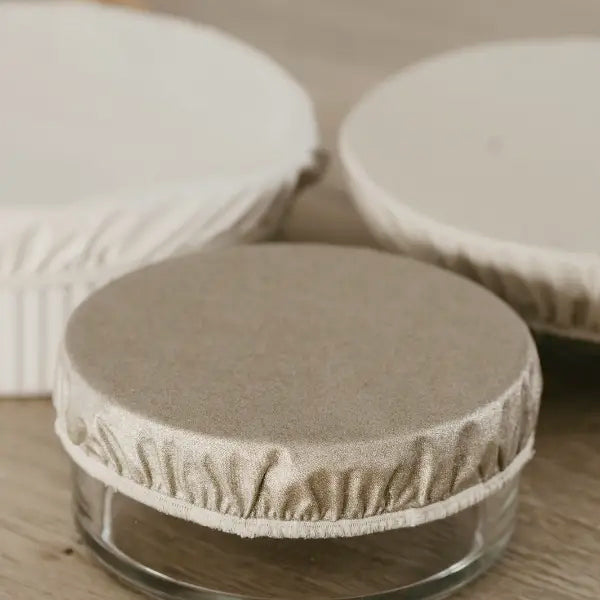charlotte couvre plat en tissu enduit imperméable, s'adaptent sur tous les plats ronds de 21 à 26 cm de diamètre