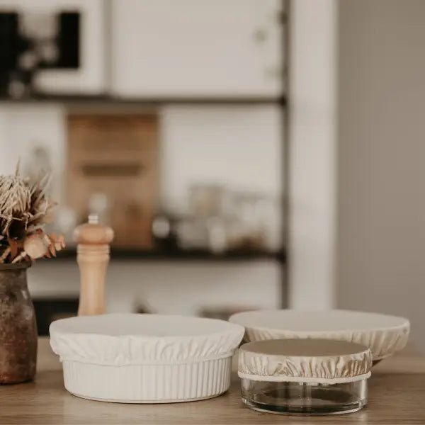 charlotte couvre plat en tissu enduit doré. Accessoire de cuisine zéro déchet qui remplace le film alimentaire