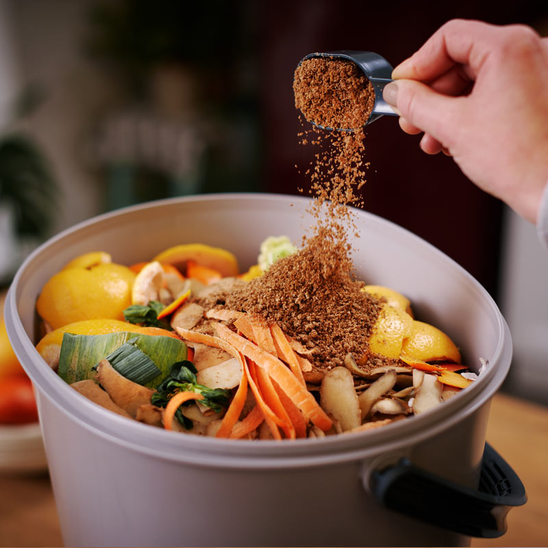 Le composteur de cuisine bokashi skaza organko essential permet de composter les biodéchets en toute simplicité dans sa cuisine. Compact et pratique, il transforme et valorise nos épluchures en engrais naturel pour les plantes