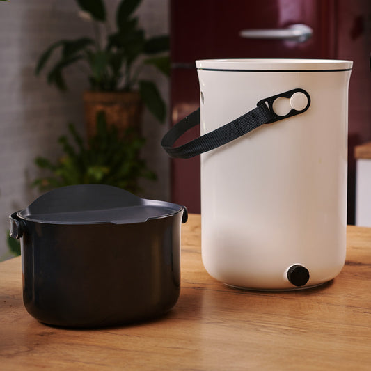 Les deux indispensables de la cuisine : la poubelle à déchets organique et le composteur bokashi. Un joli set tendance et écoresponsable pour réduire les déchets