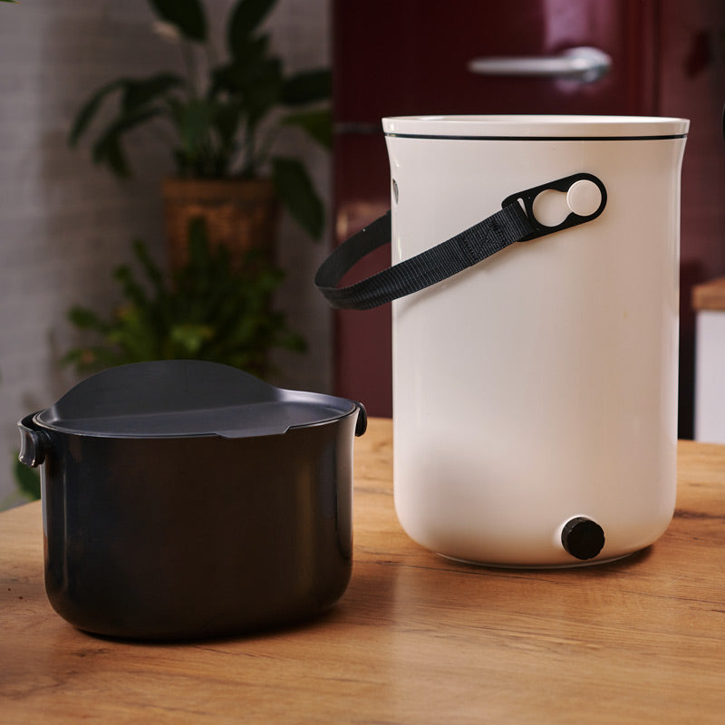 Les deux indispensables de la cuisine : la poubelle à déchets organique et le composteur bokashi. Un joli set tendance et écoresponsable pour réduire les déchets
