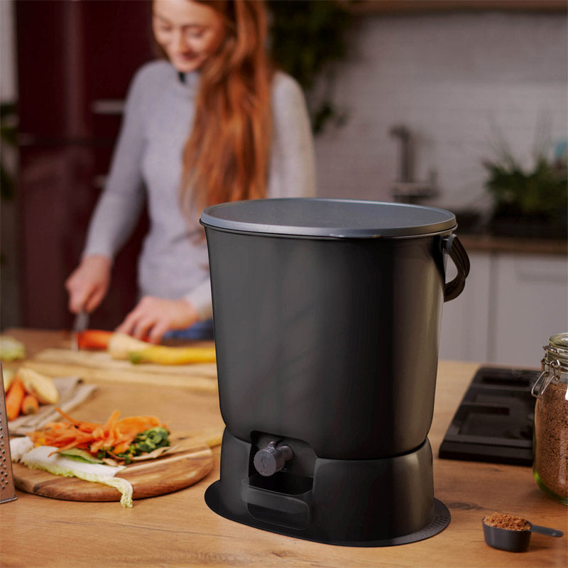 Composteur d'appartement bokashi Organko Essential noir 15,3 litres de la marque Skaza, léger et compact, avec anse ergonomique et base pour récupérer le jus de compost bokashi