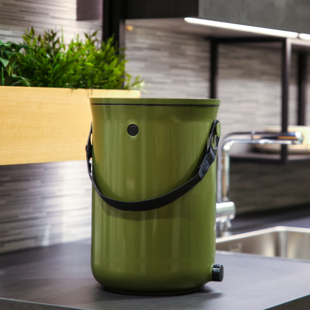 composteur bokashi élégant skaza organko 2 vert olive, posé sur le plan de travail de la cuisine