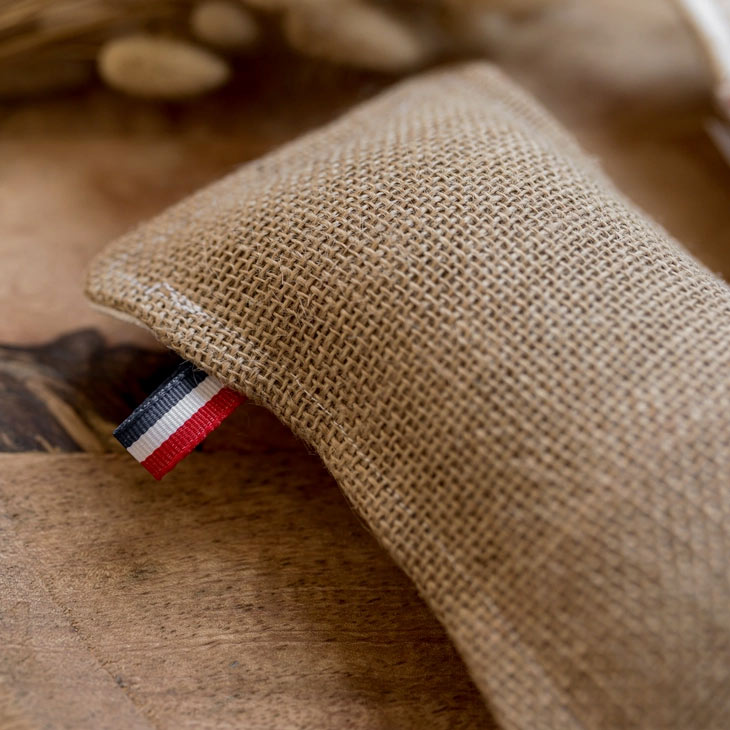 Eponge lavable grattante La Frenchie Simple Things avec un coté grattant en jute naturelle et son petit drapeau français