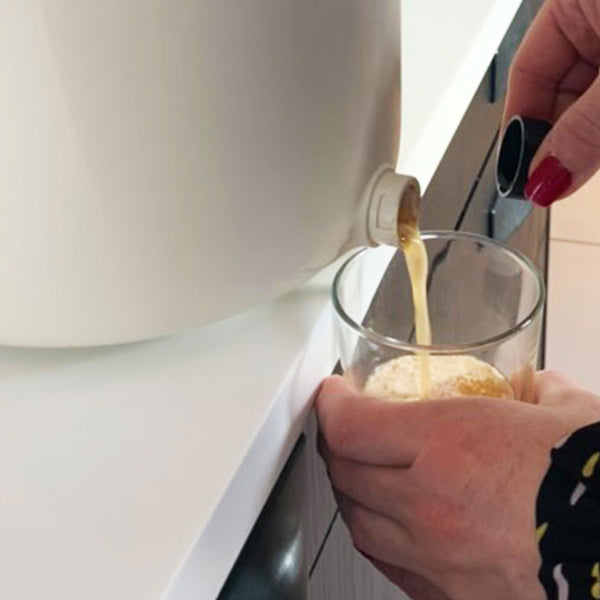 le liquide bokashi est prêt au bout de quelques jours. Ce jus concentré est très riche. C'est un fertilisant naturel idéal pour les plantations, à utiliser dilué dans l'eau d'arrosage