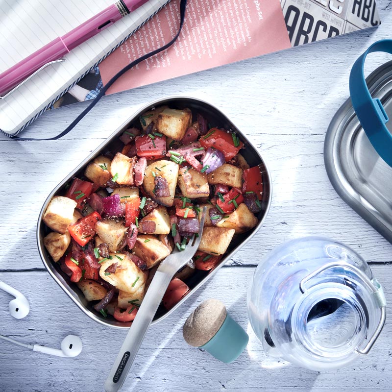 consommez responsable avec ce superbe set zéro déchet black+blum. Contient une jolie boite à repas en inox et une gourde filtrante avec du charbon actif Binchotan