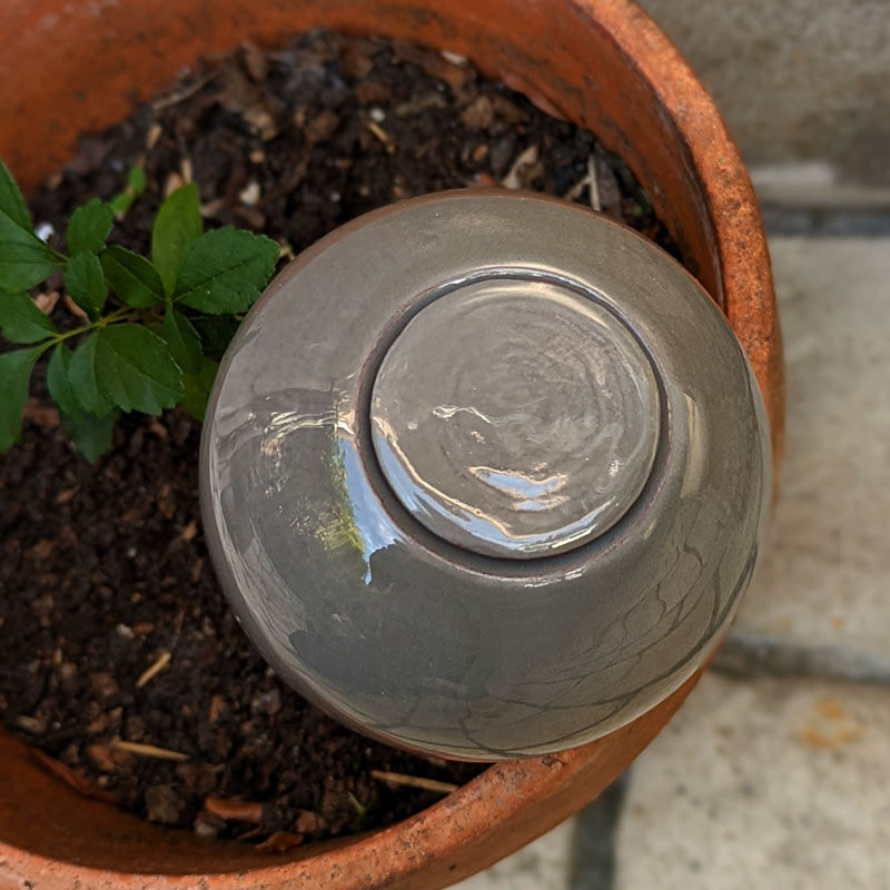 olla boule d'arrosage en terre cuite à planter dans un pot aux pieds de votre plante 