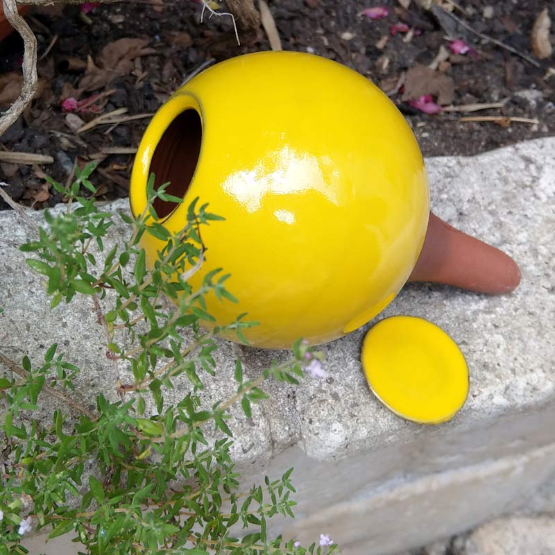 olla à planter, couleur jaune. Boule d'arrosage à planter dans un pot. Un système d'arrosage ancestral épprouvé. Un joli objet déco dans les pots de fleurs