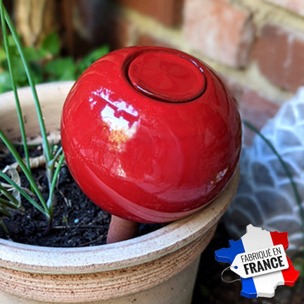 Olla ou oya diffuseur d'eau pour les plantes, émaillé en rouge. On utilise les Ollas de 20/25cl pour les petites plantes ou petits pots de fleurs de 13 à 20cm de diamètre