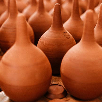 les ollas medium de 40cl sont fabriquées dans une poterie française. Elles sont confectionnées à la main avec passion, à partir de matériaux 100% naturels