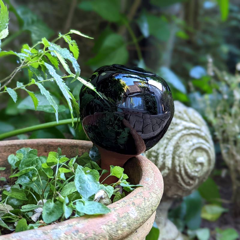 Les ollas décorent nos pots dans le jardin et dans la maison. En plus, pratiques, elles arrosent nos plantes à notre place