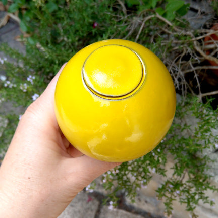 olla / oya à planter émaillée jaune citron de 20 cl pour un arrosage maitrisé et en douceur de vos plantes. L'olla en terre cuite est fabriquée par une poterie artisanale locale
