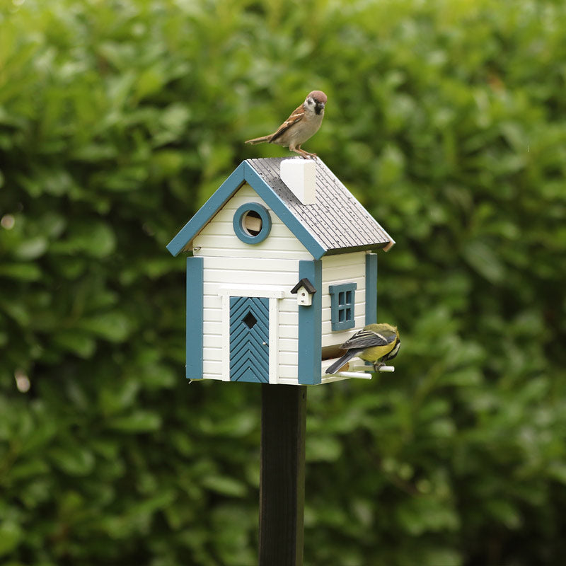 nichoir mangeoire a oiseaux wildlife garden monté sur son poteau en bois