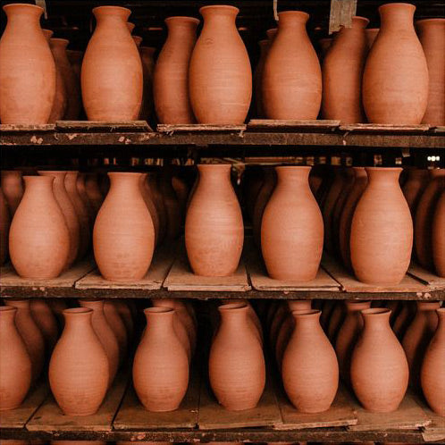 ollas ou oyas en terre cuite, poterie d'irrigation écologique pour le jardin ou le potager