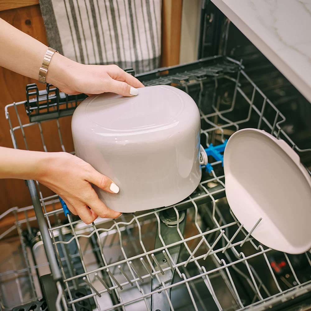 la poubelle à compost de cuisine Organko Daily se nettoie très facilement sous l'eau du robinet ou au lave-vaisselle