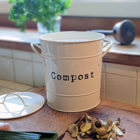 jolie poubelle à compost vintage country cottage pour trier les déchets organiques directement dans la cuisine, sur le plan de travail