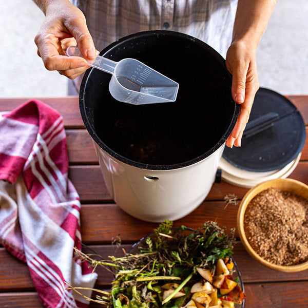 dans le bokashi organko 2 blanc, on ajoute des ferments sur chaque couche de déchets organiques. Ces ferments enrichis en micro organismes efficaces accelèrent le processus de fermentation