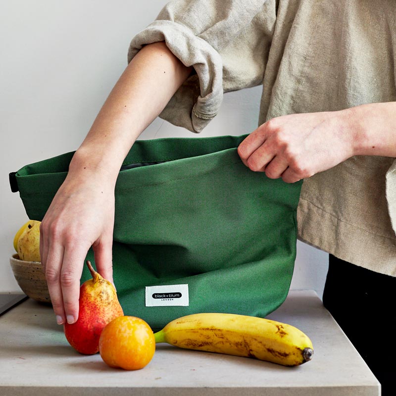 Le sac de transport Black+Blum vert olive possède une doublure intérieure isotherme pour garder votre repas au frais.
