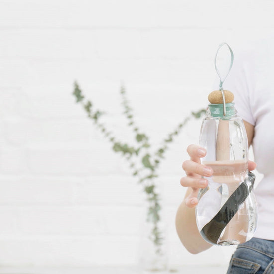 comment le charbon actif filtre l'eau dans ma gourde
