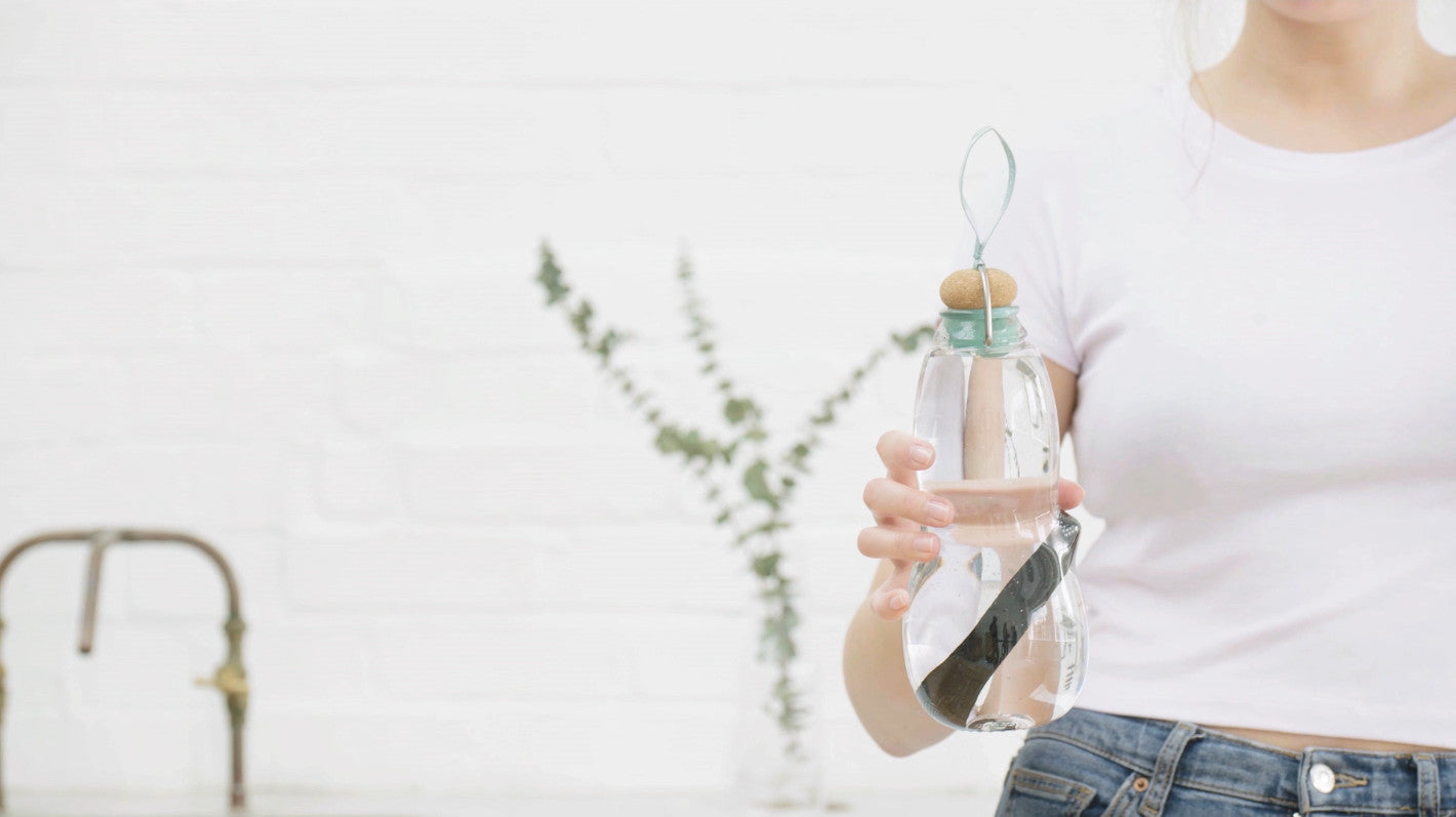 comment le charbon actif filtre l'eau dans ma gourde