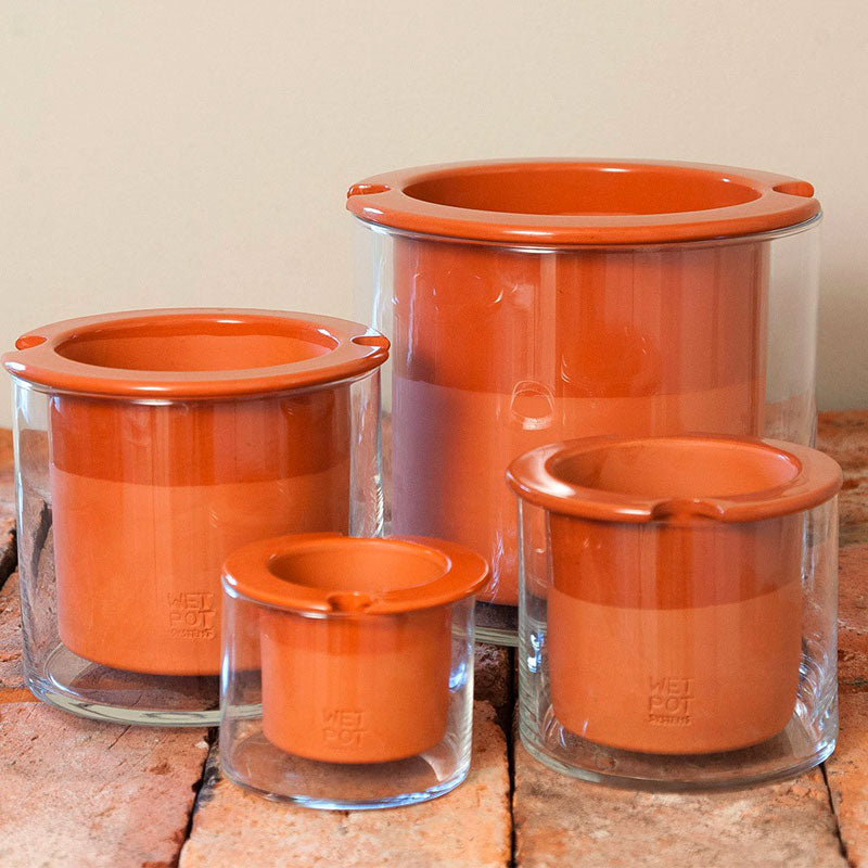 les pots à réserve d'eau wet pot sont disponibles dans 4 tailles : les tailles XS et S sont idéales pour les petites plantes et les herbes aromatiques. Existe aussi en taille M et L pour les plus grosses plantes